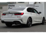 スタイリッシュなリアビュー。リアフォグランプを採用し、悪天候の走行時に後続のドライバーにし車両を示します。デザインだけではなく、安全面にも抜かりが無いBMWで駆け抜ける喜びを体感下さい。