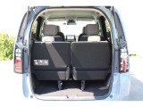 低い位置から開いて使いやすいラゲッジスペース★3列目を倒すとさらに大きなスペースが広がります。