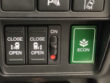 リアドアは乗り降りに便利な両側電動スライドドアです。また運転席に座っていながらスイッチ操作で自在にスライドドアを開け閉めできます。燃費に役立つECONボタンもここです。