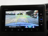 バックカメラの画像です。ガイドラインがスムースな車庫入れをサポートいたします。車庫入れの安心感がアップしますね。