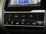 操作部に静電式タッチパネルを採用したフルオート・エアコンディショナー。Honda インターナビ同様、スマートフォン感覚の直感操作を実現しています。