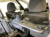 運転席・助手席の背もたれには、2列目シート用にカップホルダー付きの「格納式のシートバックテーブル」を装備しています。休憩時のちょっとした時間などカップを置いたり、小物置きに使えて便利です。