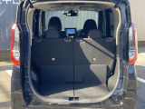 後部座席に座れる状態でも荷室はこれだけの広さがあるのでお出かけやお買い物にも重宝します。ついつい買い物しすぎても安心ですね♪