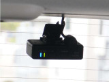 この車にはリアにもドライブレコーダーを装備しております◆映像・音声などを記録する自動車用の装置です。 もしもの事故の際の記録はもちろん、旅行の際の思い出としてドライブの映像を楽しむことができます。