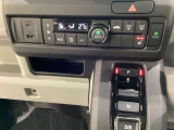 セレクトレバーの左上にオートエアコンがついてますので簡単操作で快適に過ごせます。シートヒータースイッチ内蔵で運転席用に2段階で温度設定ができます。
