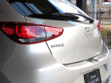 斜め後ろからのラインはコンパクトカーと思えないほどの躍動感が魅力的なMAZDA2です。