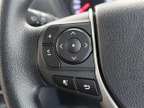 便利なステアリングスイッチ付きでナビに目をやらなくても音量調整等が可能です。
