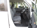運転席は大きな座面と包み込むような背もたれが身体全体を支えます。上質なシートを採用し長時間の運転やコーナーの多い道も快適です。座ったときの頭上スペースも余裕たっぷりでロングドライブも楽チンです♪