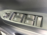 【電動格納ミラー】サイドミラーは電動格納式となっており、狭い駐車場でもキズがつくリスクを抑えられます。