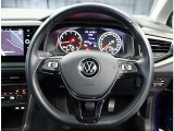 ステアリングホイール【フォルクスワーゲンマークが輝く、握りやすい3本スポークのステアリング】