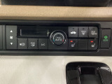 オートエアコンがついてますので、簡単操作で快適に過ごせます。リア熱線のスイッチの中にサイドミラーヒーターも入っています。パネル内のシートヒータースイッチは前席の左右別々に2段階で温度設定ができます。
