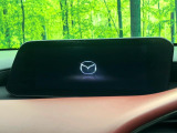 【8インチマツダコネクト】車内の雰囲気にマッチした大型のディスプレイ。スマホ接続でのナビ使用やBluetooth再生等、様々な機能が楽しめます。直感的なダイヤル操作が可能で、使い勝手も良好です。