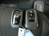 スマートキー付。キーを取り出さなくてもドアロックの施錠・開錠、エンジンの始動が出来ます。雨の日や荷物の多い日にとても便利ですね。