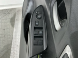 狭い駐車場で便利な電動格納ドアミラーが付いています。
