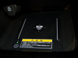 ワイヤレス充電対応のスマートフォンを置くだけでさっと充電できます。充電ケーブルが必要ないので車内がすっきりします。