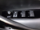 運転席のスイッチで全てのウィンドウの開閉操作を行うことができます。ロックボタンをONにしておくと、運転席以外のウィンドウは作動しないのでお子様を乗せているときなども安心ですね♪