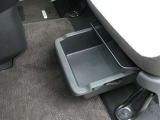 助手席シートの下にはアンダーボックスも装備してます★