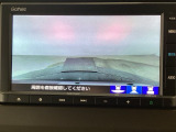 【バックカメラ】運転が苦手な方も車庫入れラクラクです!ギアをリバースに入れれば自動的に切り換わりますので、面倒な操作は不要です♪狭い駐車場もお車を傷つけず安心ですね!