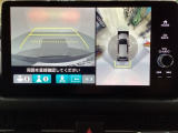 マルチビューカメラシステム搭載車です。お車の周囲を全方位でカバーします。後方・前方・両脇と、コンディションが悪い視界でもカラーモニターに映し出した映像がドライバーをサポートします。