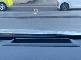 【ヘッドアップディスプレイ】現在の速度や走行情報をデジタル表示で運転席前方のガラスに投影!運転中、目線をずらさず必要な情報を確認できるのでとっても便利で安心!