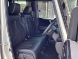 フロントシートはベンチシートです。ベンチシ―トは運転席と助手席の移動もスムーズ!狭い駐車場での乗り降りに便利です。シートの間にコンソールボックスやドリンクホルダーがないため、車内空間も広く感じます