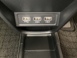 セレクトレバーの下に、スマートフォンなどの充電可能なUSB端子が2個、音源などの外部入力の可能なUSB端子が1個ついています。移動中に充電もできるので便利です。