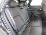 後部座席も広々スペースです。大きな座面でリクライニング無しでもゆったりロングドライブをお楽しみいただけます。