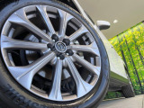 【純正20インチアルミホイール】外観にマッチした純正アルミホイールを装着しております。各種社外アルミホイールや、スタッドレスタイヤも取扱いしております。是非ご相談ください♪