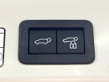【パワーバックドア】スマートキーや運転席のボタンを押すだけでリアゲートが自動で開閉します!荷物を持っている時や、高い位置にあるバックドアを閉める際に便利な機能です♪