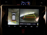 【全周囲モニター】車を上空から見下ろしたような映像をカーナビ画面に映し出し、車庫入れや縦列駐車をサポートしてくれます。