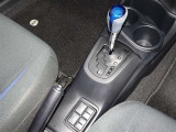 操作が楽なフロアシフトです、レバー式パーキングブレーキで足元インパネ周りもすっきりしています。