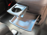 運転席からも助手席からも使いやすい位置に引き出し式ドリンクホルダーとスマホなどを置けるトレイを配置。