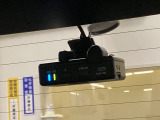 後方にもドライブレコーダーのカメラが付いています。前後両方でお車の周りを監視・記録いたします。
