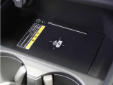 【ワイヤレス充電器】Qi(チー)規格対応のワイヤレス充電器が搭載されております。ケーブルを抜き差しせずに快適にスマホ充電いただけます。