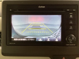 ギヤをR(バック)に入れるとディスプレイオーディオの画面に後ろの映像が映るリアカメラ付です。後退時、コンディションが悪い視界でもカラーバックモニターがドライバーをサポートします。