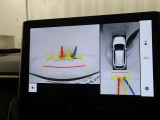 車体の前後左右に設置されたカメラにより、リアルタイムで安全確認ができるところが大きな魅力。十字路や駐車場、狭い路地での走行など、死角ができやすい場面で力を発揮します。