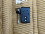 電子キーをポケットやカバンに入れているだけで、ドアの開錠・施錠が行えます。荷物を抱えていてもラクラク開閉です。エンジン始動も行えます。