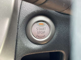 インテリジェントキ-(イモビライザ-機能内蔵)のエンジン始動&停止用プッシュボタンです。 キ-を持って乗り込んで、ブレ-キペダルを踏んでポチっとな、これだけでイイんです♪