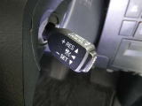 【レーダークルーズコントロール】(全車速追従機能付)付きです。車速に応じて追従支援してくれるので、ロングドライブも快適です。詳細は販売店スタッフまでおたずねください。