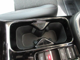 運転席からも助手席からも手の届きやすい位置にドリンクホルダーが付いています。