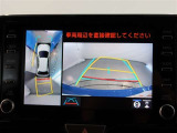 パノラミックビューモニター付きです。車両を上から見たような映像をモニター画面に表示。運転席からの目視では見にくい、車両周辺の状況をリアルタイムでしっかり確認できます。