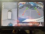 空から見下ろすような視点で、スムーズな駐車と安全確認をサポートする「アラウンドビューモニター」付です。