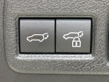 【パワーバックドア】スマートキーや運転席のボタンを押すだけでリアゲートが自動で開閉します!荷物を持っている時や、高い位置にあるバックドアを閉める際に便利な機能です♪