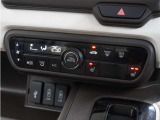【オートエアコン】温度を設定すれば自動で快適な車内温度を保ちます。エアコン内部の高性能脱臭フィルターで車内のアレルゲンや花粉を除去。