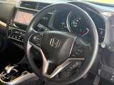 【ステアリングスイッチ】が付いており運転中に前方から目線をそらすことなくオーディオ等の操作が可能なので安心・快適にカーライフをお楽しみいただけます。