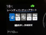 レーンディパーチャーアラートとは車線または走路からの逸脱の可能性を警告すると共に、車線または走路からの逸脱を避けるためのハンドル操作の一部を支援する機能です。詳細は販売店スタッフまでおたずねください。