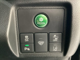 Hondaセンシング用の、VSA(ABS+TCS+横滑り抑制)解除とレーンキープアシストシステムのメインスイッチなどはハンドルの右側に装備しています。燃費に役立つECONボタンもここです。