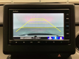 バックでの車庫入れも安心です! リアカメラが付いているバックモニター付のナビを装備しております。操作線もついており距離感も画面から確認できます。