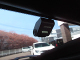 前だけではなく後方にもドラレコ装備。前後でついていると嬉しい装備ですよね。