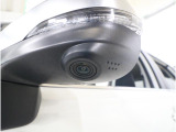 ■助手席側ドアミラーにはサイドビューカメラを装備。ドライバーの死角となりやすい車体左下側がきちんと確認できるので、幅寄せや狭い道でのすれ違いなどに効果を発揮します。